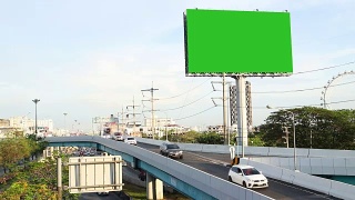 马路上的绿屏广告广告牌视频素材模板下载