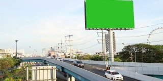 马路上的绿屏广告广告牌