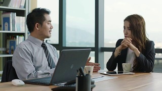 亚洲公司高管在办公室讨论业务视频素材模板下载