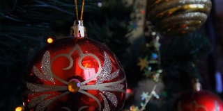 一个五颜六色的圣诞花环躺在圣诞树上。人造圣诞树。新的一年。高清