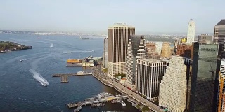 美国纽约曼哈顿鸟瞰图。无人机飞离东河岸边，商业城市的一部分