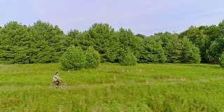15岁少女骑自行车在草地上的小径在ed. Poconos，宾夕法尼亚州