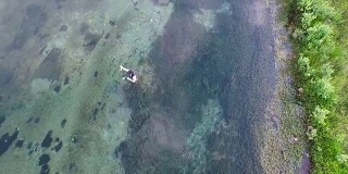 无人机拍摄飞钓者抛钓大鱼的场景。