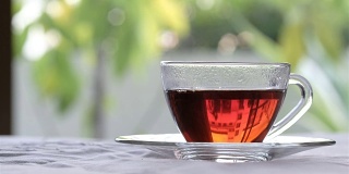 茶，水晶杯的热饮与蒸汽