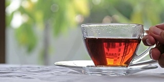 饮茶，水晶杯热饮与蒸汽