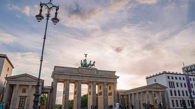 柏林城市天际线日落时间流逝在勃兰登堡门(勃兰登堡门)，柏林，德国，4K时间流逝