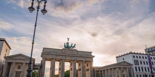 柏林城市天际线日落时间流逝在勃兰登堡门(勃兰登堡门)，柏林，德国，4K时间流逝