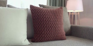 现代客厅，沙发上有装饰性的棕色枕头