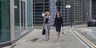 两个女商人在街上上下班
