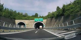 在高速公路上驾驶汽车-延时视频