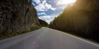 在挪威的路上驾驶汽车