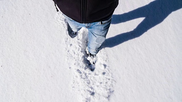 在冬天的风景里穿雪鞋的人