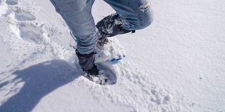 在冬天的风景里穿雪鞋的人