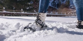 在新雪上穿雪鞋的女人