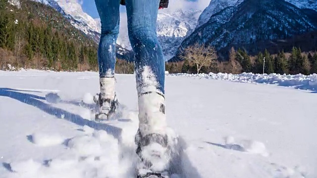 在新雪上穿雪鞋