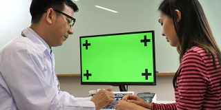 医生与病人与电脑绿屏交谈