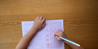 孩子们跟着向导学习写阿拉伯数字