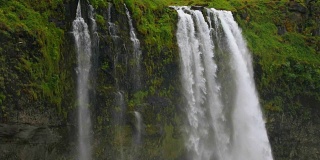 冰岛Seljalandsfoss瀑布，慢镜头