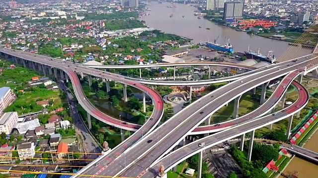 泰国普密蓬大桥交通的鸟瞰图