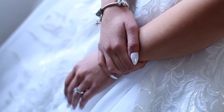 新娘的手戴着戒指。特写镜头