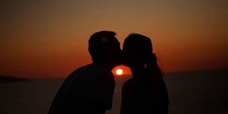 一对浪漫的情侣在夕阳下接吻