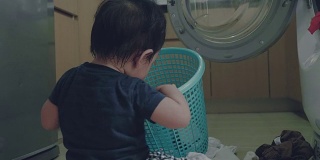 一个小男孩在家里洗衣服
