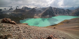 阿拉库尔湖位于吉尔吉斯斯坦天山山脉