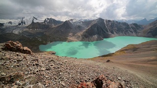 阿拉库尔湖位于吉尔吉斯斯坦天山山脉视频素材模板下载
