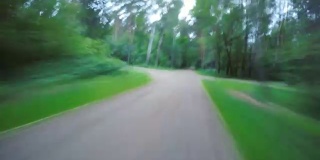 沿着森林小径骑自行车的时间