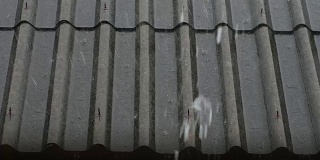 雨水从屋顶倾泻