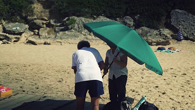 一对夫妇在搭沙滩伞