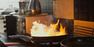 慢动作高清:燃烧的牛肉在平底锅