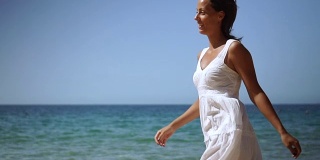 快乐的年轻女子在海滩上奔跑