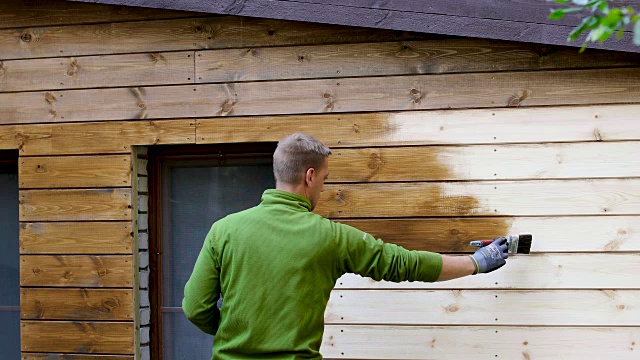 油漆工用油漆刷油漆房屋外立面用木质保护色