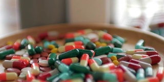 药品处方瓶和药丸的特写，医学概念，多莉拍摄