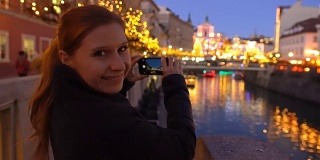 游客在圣诞节期间拍摄卢布尔雅那的照片