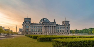 柏林城市天际线日出时光流逝在德国国会大厦，柏林，德国，4K时间流逝