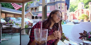 一个漂亮的16岁少女在街上的咖啡馆问候并邀请某人加入。吉姆·索普，宾夕法尼亚州波科诺斯地区