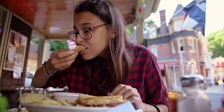 这位漂亮的16岁少女在宾夕法尼亚州波科诺斯地区吉姆·索普的街头咖啡馆里吃着莎莎酱和薯条