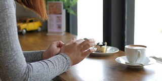 女人用手机在咖啡厅放松时间，摄影