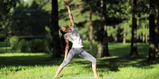 女人在公园里练习瑜伽