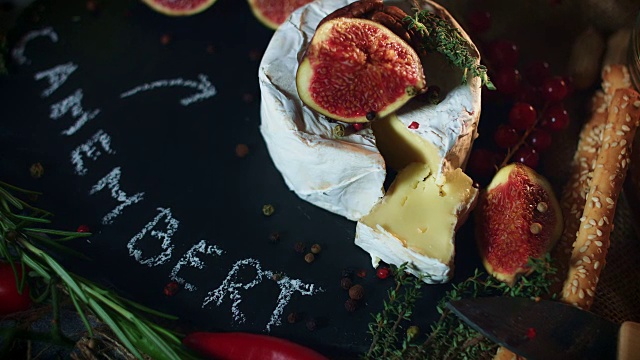 4k传统奶酪拼盘卡芒贝尔和无花果