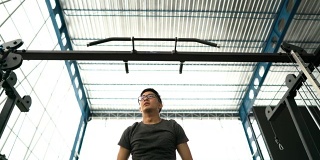 瘦弱的亚洲男人做腹部肌肉锻炼锻炼