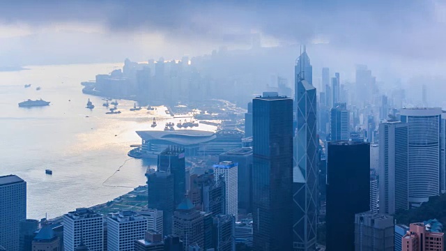 在多云的天空中拍摄的香港市景，4K时间拍摄(摇摄)