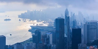 在多云的天空中拍摄的香港市景，4K时间拍摄(摇摄)