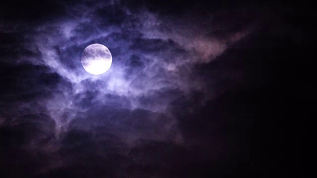 云在满月的夜晚移动
