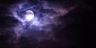 云在满月的夜晚移动
