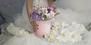 白色连衣裙上缀满鲜花的节日礼盒