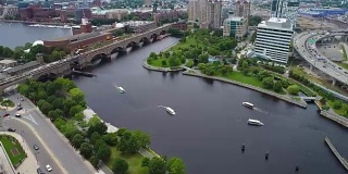 一架无人机击中了查尔斯河和马萨诸塞州波士顿