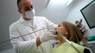 接受牙科治疗的妇女视频素材模板下载